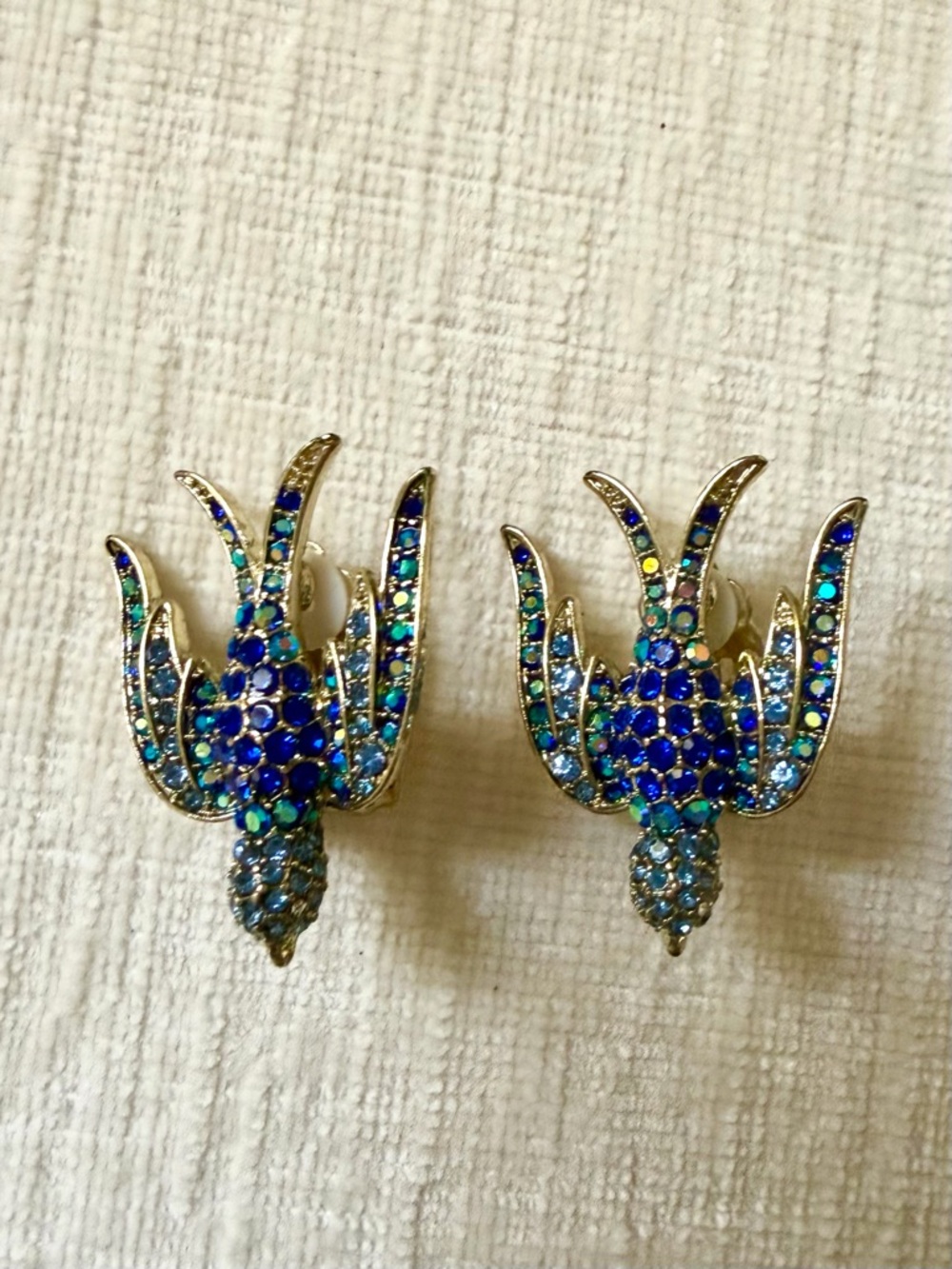 Like New Heidi Daus Swallow Blue and Aqua Crystal Floral Clip-On Earrings
